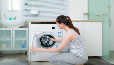 ​浅蓝色衣服染色怎么洗掉 蓝衣服染色怎样去除