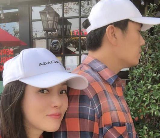 相信之前看过他们综艺真人秀的网友们，会发现秦昊总是默而不语，显得很深沉，看着比较显成熟。