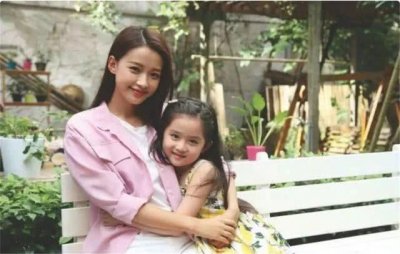 ​孙怡女儿“乐童”长大了，今10岁会穿半腿袜，凹出电棍腿特长！
