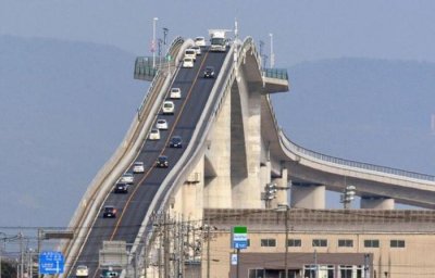 ​日本奇特的垂直公路，引无数人蜂拥而至，又被称为拉面桥！