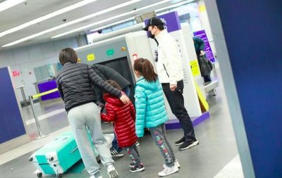 ​叔圈F4之一的黄渤一家四口低调现身机场，两女儿罕见曝光正脸