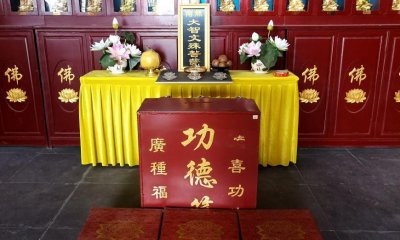 ​实拍寺庙中的功德箱 布施积德引深思