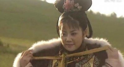 ​十三爷胤祥的亲娘是《康熙王朝》中和康熙“滚草地”的宝日龙梅