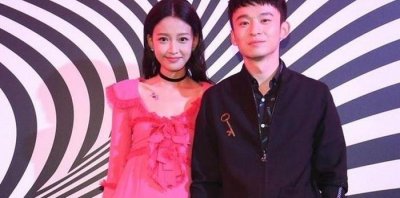 ​孙怡再晒女儿照片，“炸毛”的大福长大了，全副武装玩沙子超可爱
