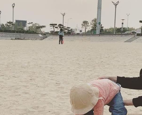 孙怡再晒女儿照片，“炸毛”的大福长大了，全副武装玩沙子超可爱