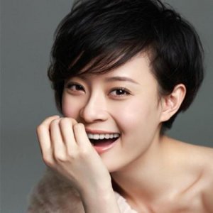 ​孙俪喂鹿却被鹿群咬肚子，直接吓得变成表情包，被调侃邓超去哪了