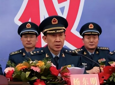 ​他曾任空军副司令员被授予少将，父亲是开国上将，岳父是国防部长