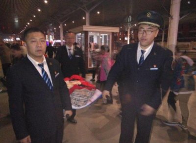 ​点赞！K1986次列车工作人员帮助乘客抬担架