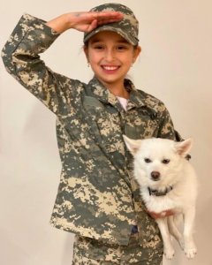 ​伊万卡晒8岁女儿照片，穿军装学美国大兵行军礼，比妈妈更有野心