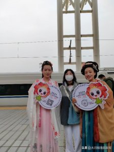 ​洛阳至西安“牡丹号”旅游高铁开通，游客：满车牡丹花，“最春天”的列车