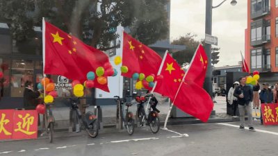 ​旧金山机场一路上都是五星红旗