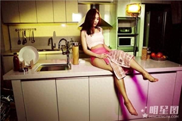 韩团missA霏厨房内衣秀诱惑写真