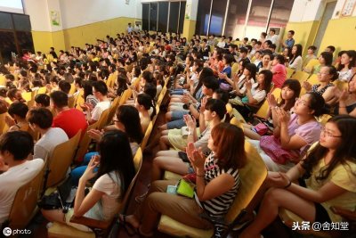 ​当英年早逝的子尤渐行渐远，面对讲台上他那北大教授父亲我懵了
