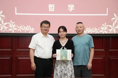 ​武大第一批录取通知书，校长发给他们！