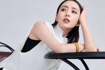 ​37岁佟丽娅走性感风，穿抹胸吊带露雪肤，身材优越比例太好