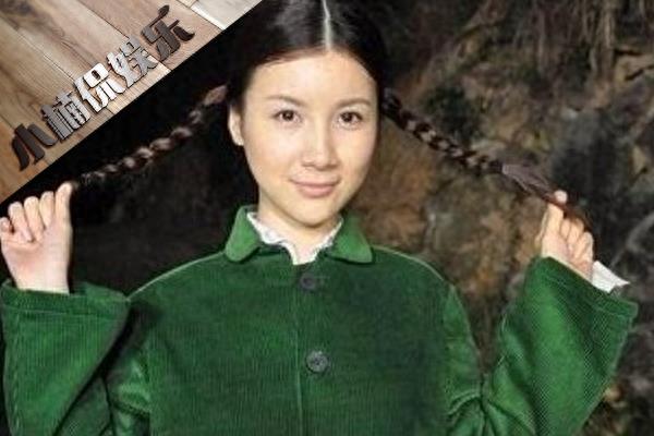 54岁何政军近照，与妻子恩爱24年，学霸女儿是校花