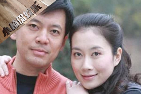 54岁何政军近照，与妻子恩爱24年，学霸女儿是校花