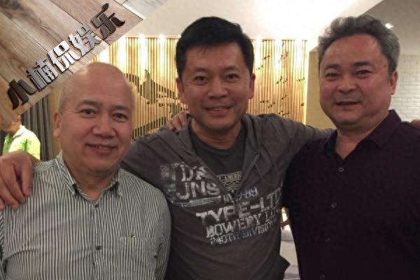 54岁何政军近照，与妻子恩爱24年，学霸女儿是校花