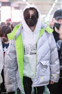 ​组图：小鬼王琳凯口罩帽子齐上阵遮挡严实 步伐酷帅有气场
