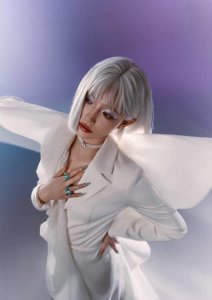 ​许佳琪抹胸裙秀嫩肌香肩 大胆挑战银发变身未来女战士