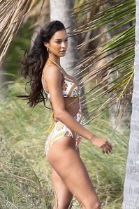 ​巴西超模，莱斯里贝罗：海滩上的性感比基尼女神