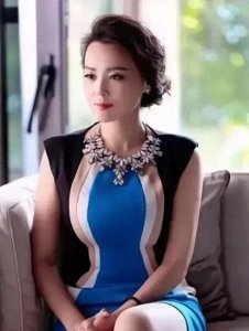 ​“富婆专业户”梁爱琪，如今47岁，身材性感火辣，前凸后翘