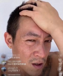 ​40岁陈冠希素颜拍大片，没做发型赤脚坐地上，依旧痞帅十足