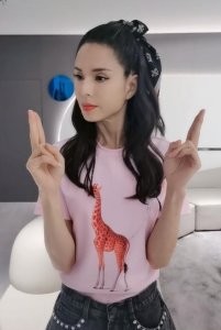 ​54岁小龙女李若彤晒近况，身形消瘦引担忧，遭网友留言劝嫁