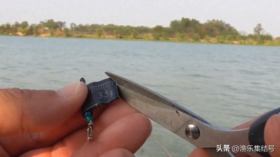 ​河边偶遇野钓老大哥的钓鱼秘诀：调漂技巧大公开