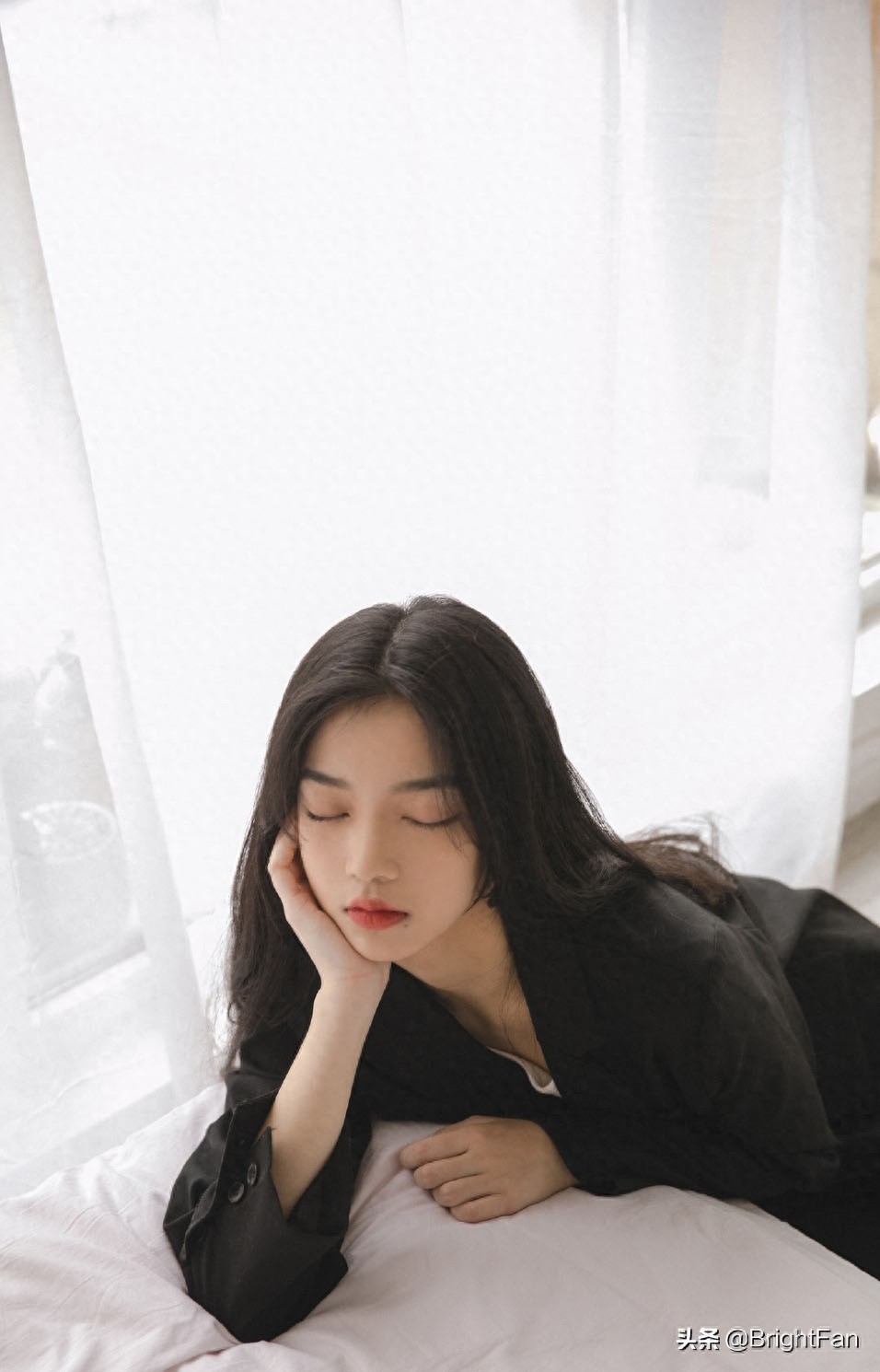 气质美女高冷迷人私房写真图片