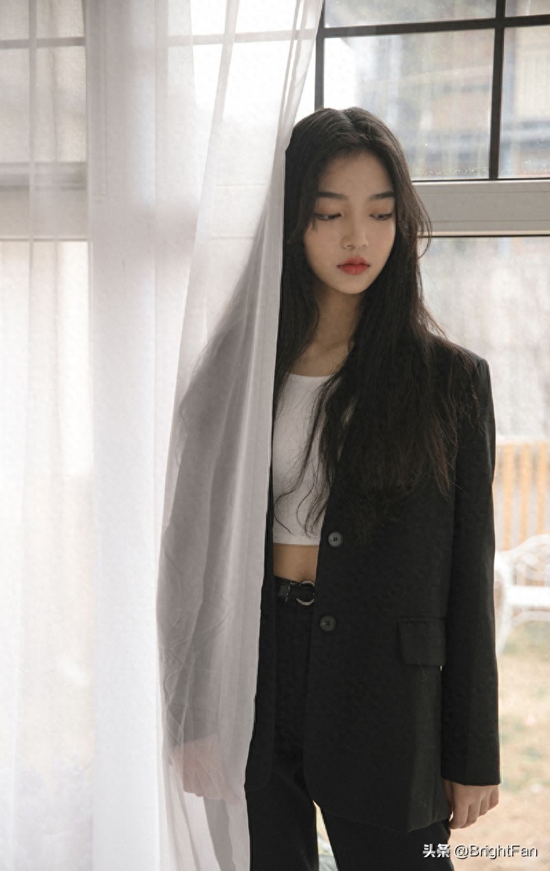 气质美女高冷迷人私房写真图片