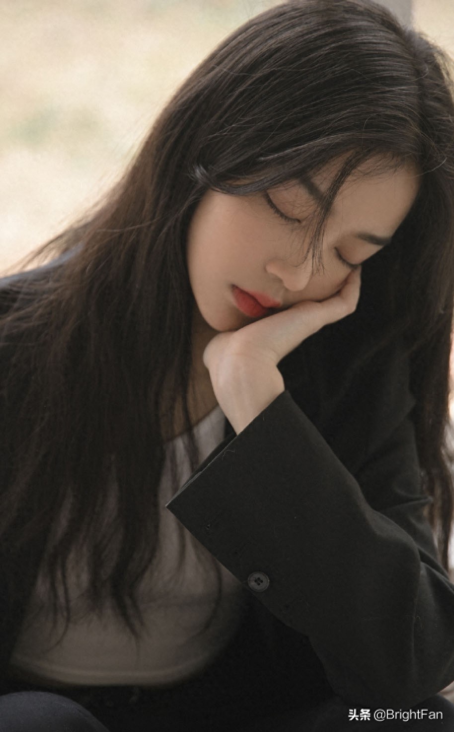 气质美女高冷迷人私房写真图片