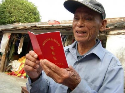​云南低保户存款10万被取消低保崩溃大哭，我是老人你们没资格取消