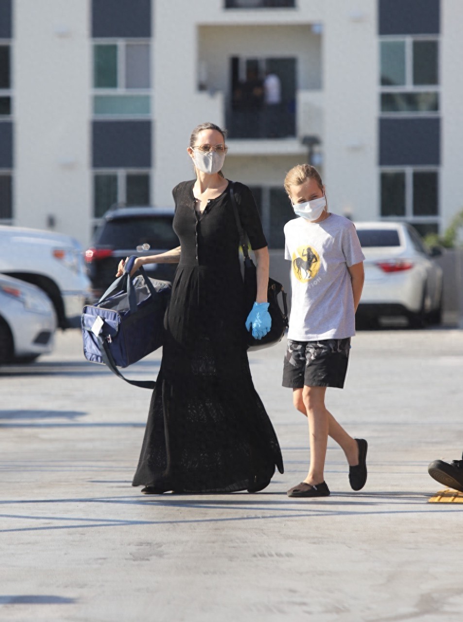 安吉丽娜朱莉与二女儿Vivienne 出街，一身黑裙优雅迷人