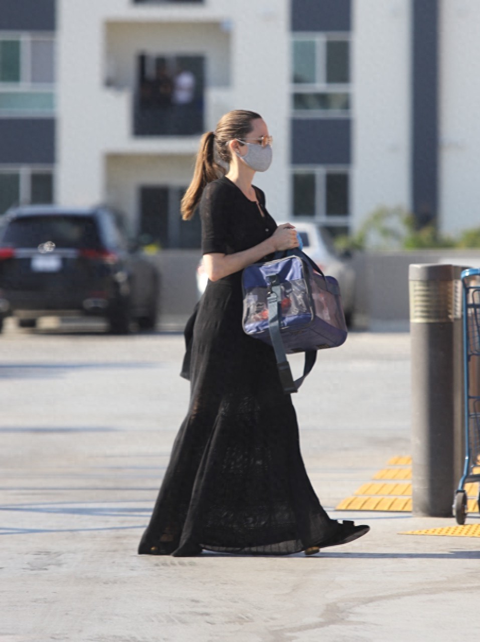 安吉丽娜朱莉与二女儿Vivienne 出街，一身黑裙优雅迷人