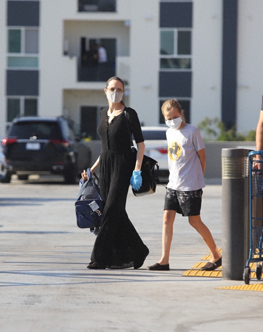 安吉丽娜朱莉与二女儿Vivienne 出街，一身黑裙优雅迷人