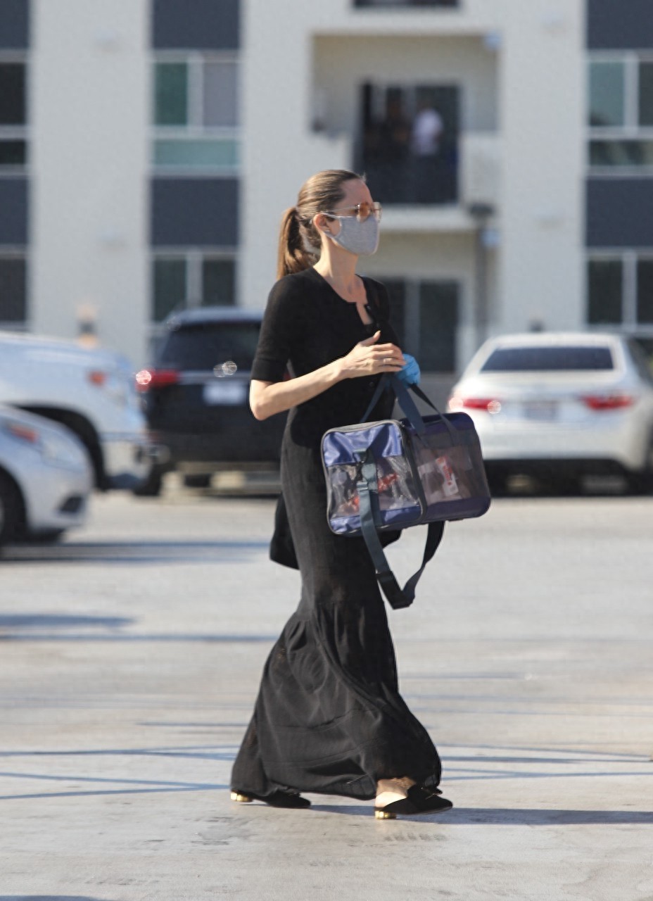 安吉丽娜朱莉与二女儿Vivienne 出街，一身黑裙优雅迷人