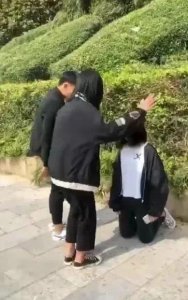​10秒被扇10余次耳光！14岁女孩跪地被打视频曝光：养女儿，就该不好惹！