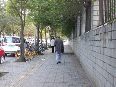 成都地下砂舞厅,一位 80 岁老人用10元唤醒欲望