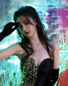 邱意浓身材圆润有度,更是生了一张雪肤玉貌,简直让人移不开眼