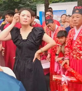 惊爆!黑衣女大闹河南婚礼现场,拒不退场直呼:“赔钱还不够!”