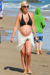 海滩,身穿比基尼的美国怀孕明星,有一位四十多岁依然自信满满