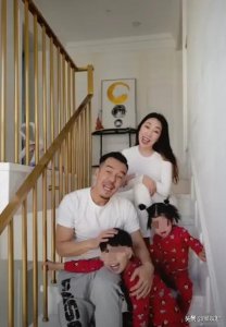 ​“许大茂”晒一家四口合照，娶小十岁的娇妻，与继子相处融洽