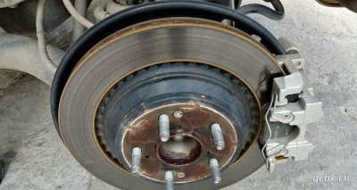 ​汽车刹车盘有凹槽怎么处理