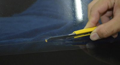 ​车后挡风玻璃膜起气泡怎么撕掉