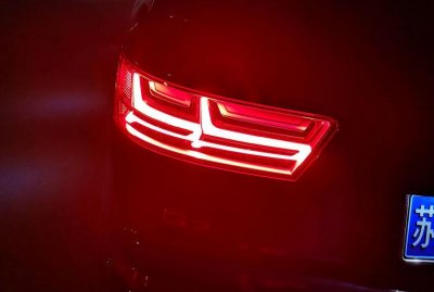 ​汽车刹车灯一直亮是什么问题