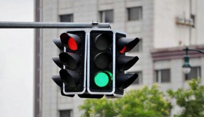 ​手动挡等红绿灯停车正确方法