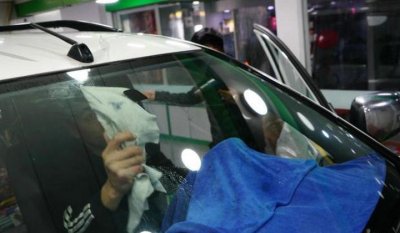 ​挡风玻璃内侧清除的最佳方法