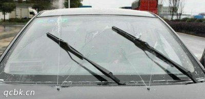 ​汽车挡风玻璃刮不干净怎么办