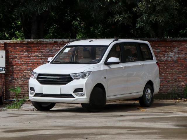 五菱宏光S最新款落地多少钱？五菱宏光S提车价-